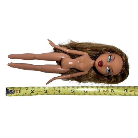 Bratz Yasmin Strut It 2002 First Edition Blue Eyes Deep Red Lips Nude Doll Only - Picture 11 of 12